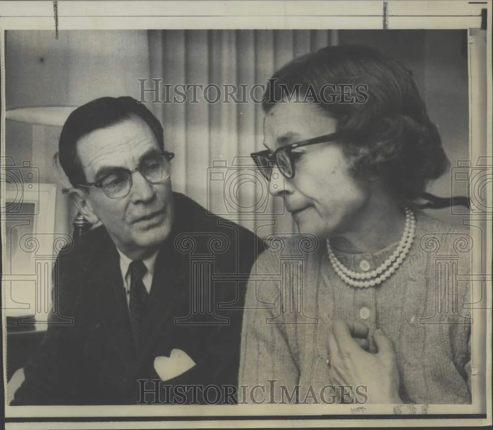 1967 Press Photo Mr. & Mrs. James Robb discuss their sons engagement, Milwaukee