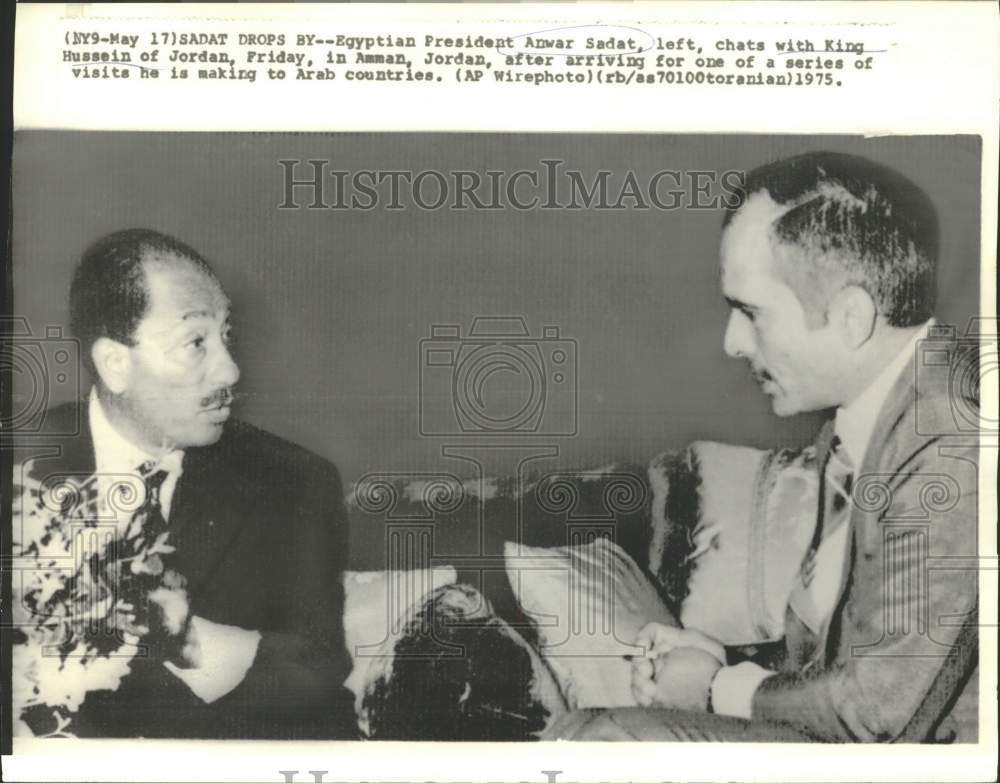 1975 Press Photo Egypt's President Anwar Sadat chats with King Hussein, Jordan