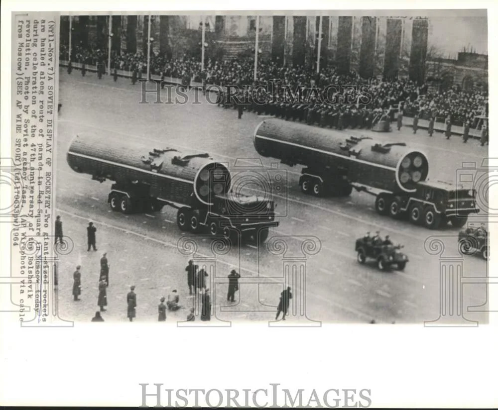 1964 Press Photo Two large rockets travel along a parade route in Moscow, Russia