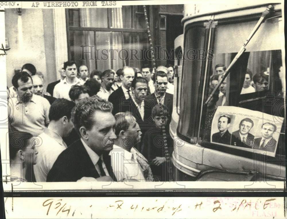 1971 Press Photo Russians listen to the latest news & mourn deceased astronauts