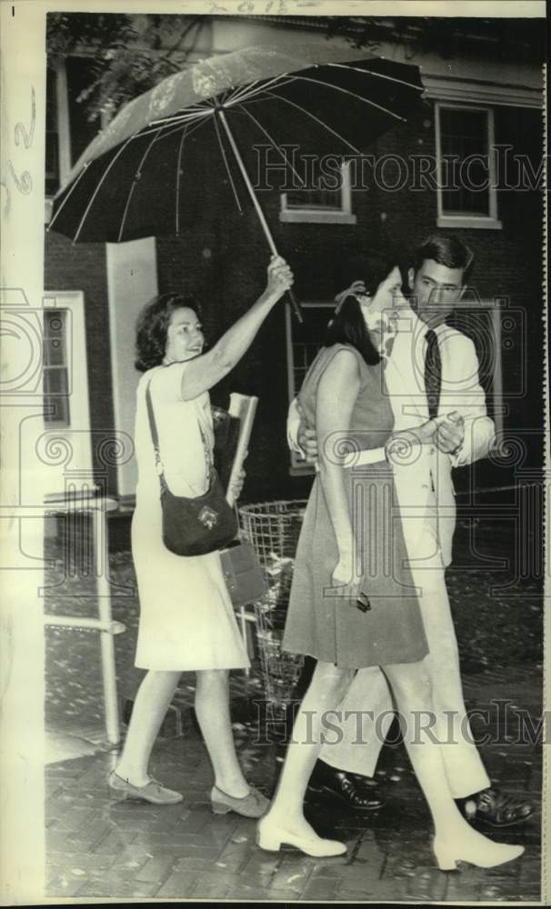 1971 Press Photo President Johnson's Daughter Lynda Leaves Virginia Hospital