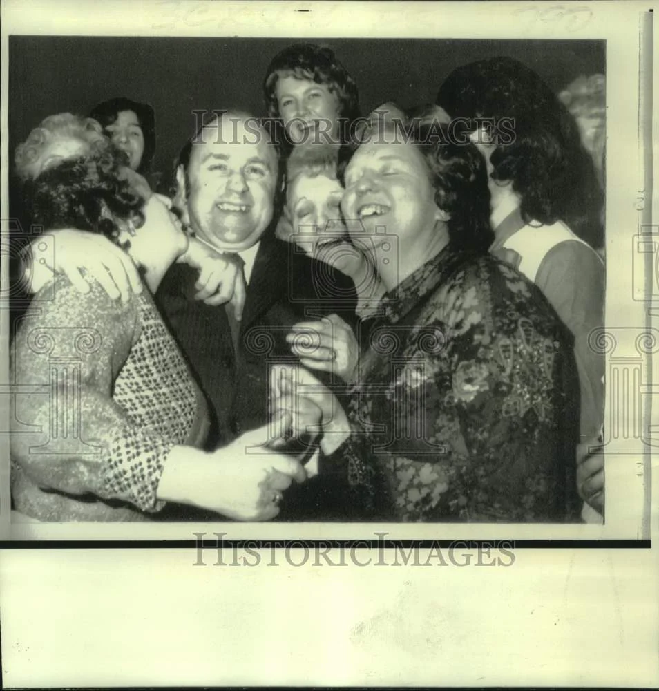 1974 Press Photo Labor member of Parliament Ted Rowlands with miners' wives
