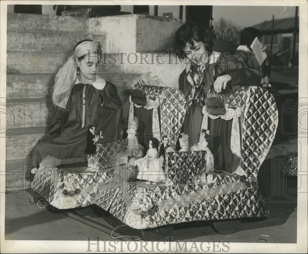 Press Photo Mardi Gras Carnival Female maskers with dolls and props - nox00038