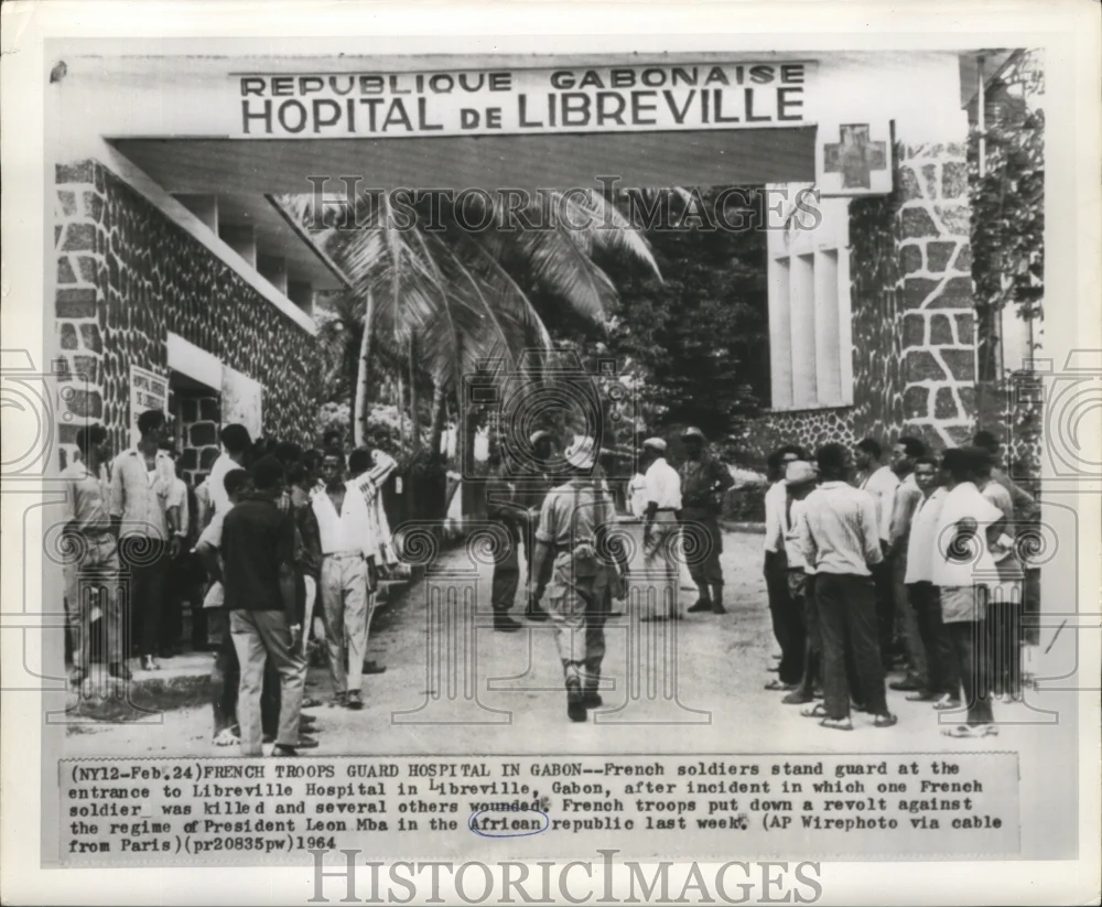 1964 Press Photo French Troops Guard Gabon Hospital After Revolt Against Mba