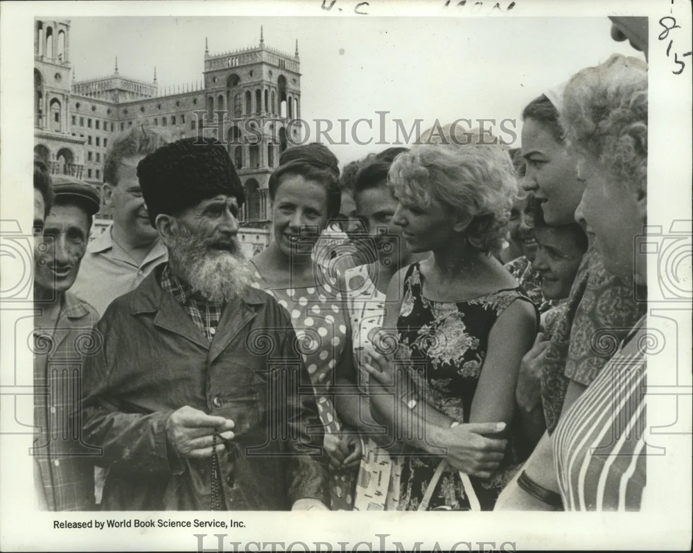 1967 Press Photo Azerbaidzhanian Shirali Muslimov with admirers in Baku, USSR