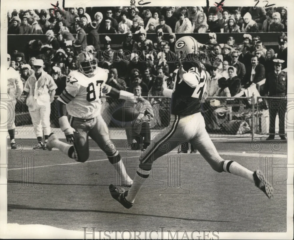 1972 Press Photo Richard Neal rushes punter Ron Widby - nox00925
