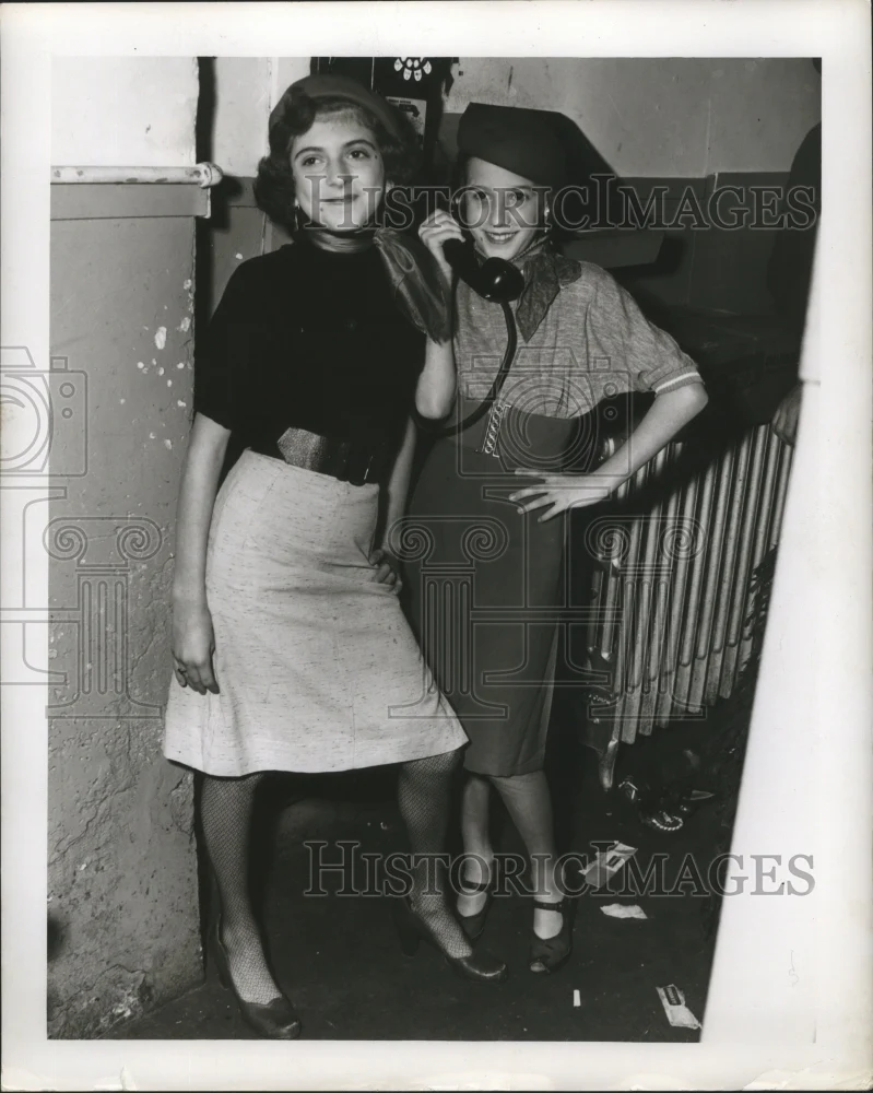 1955 Press Photo Mardi Gras New Orleans Carnival Masker girls - nox01182
