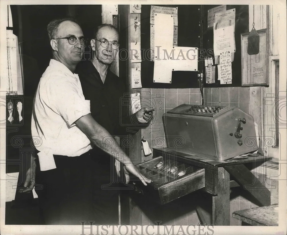 1964 Press Photo Toll booth keepers on Canal Ferry close shop. - nox02344