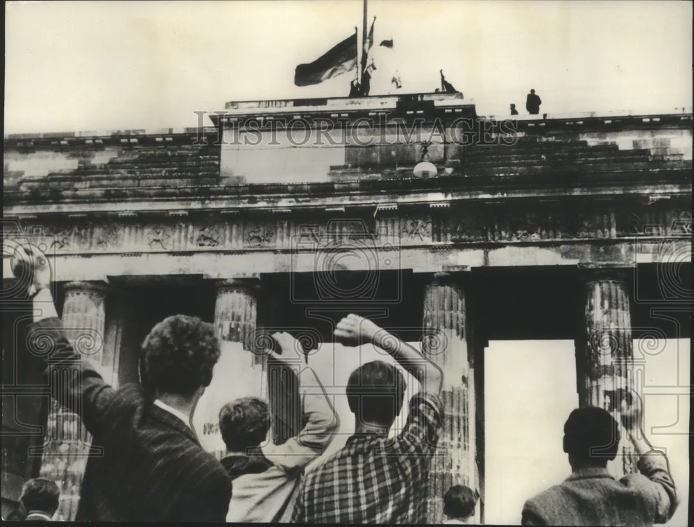 1968 Press Photo Germany - German Workers Change Flags on Bradenburg Gate