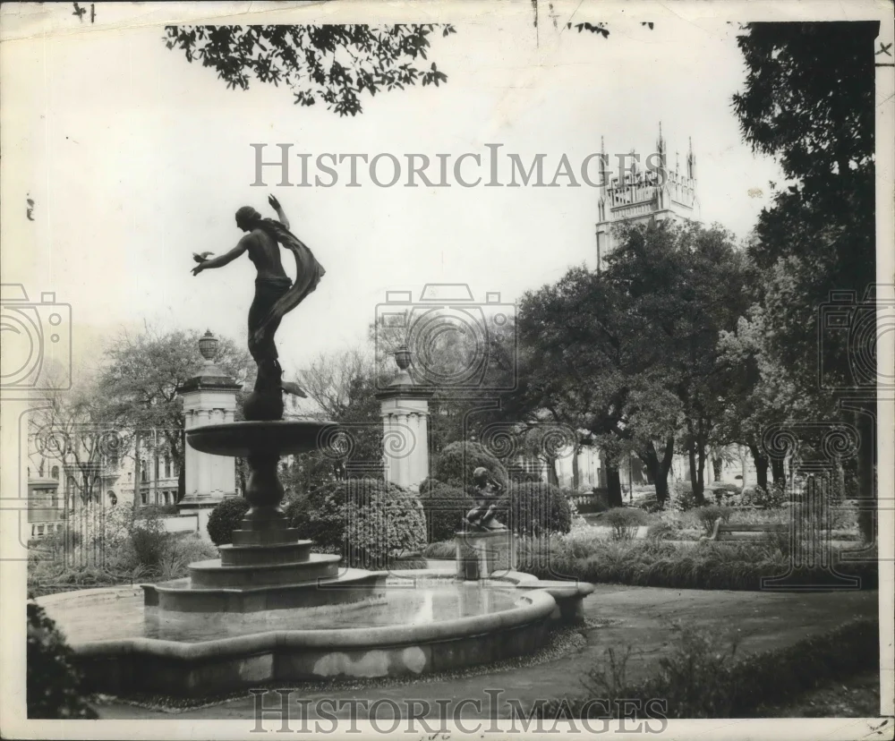 1954 Press Photo The Gumble family statue and fountain at Audubon Park.