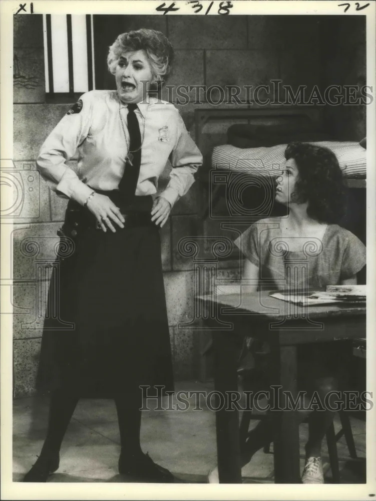 1979 Press Photo Beatrice Arthur and Mary Tyler Moore on TV show - nox03933