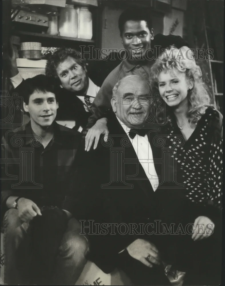 1987 Press Photo Ed Asner, Faith Ford and the cast of The Popcorn Kid, on CBS.