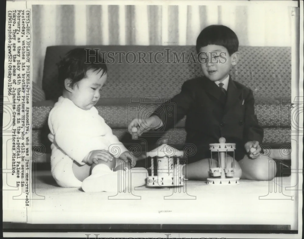 1966 Press Photo Prince Ayanomiya watches Prince Hiro play with toys, Japan