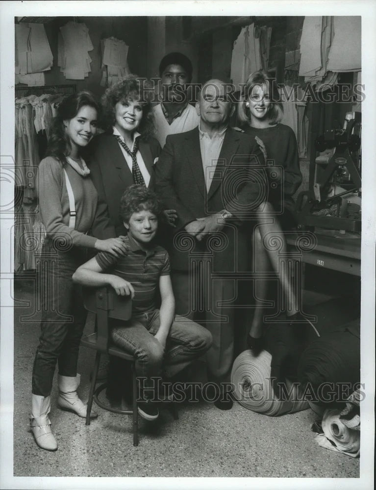 Press Photo Eileen Brennan & Ed Asner Star in Off the Rack with the Cast