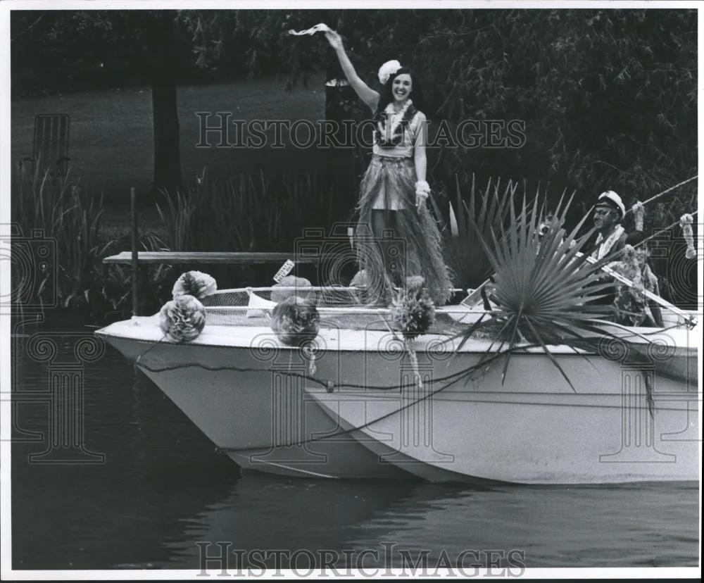 1972 Press Photo Acadian beauty waves from boat in Bayou Parade - nox07469