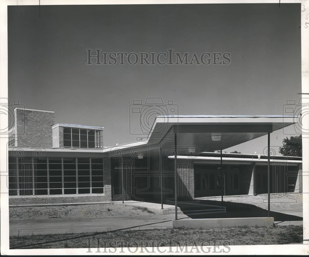1953 Press Photo Front entrance to the Stuart R. Bradley Elementary School