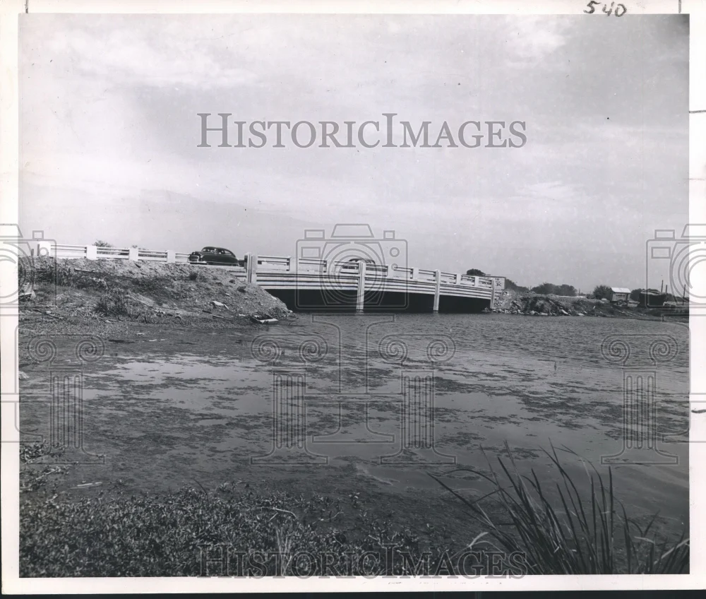 Press Photo Cars crossing Thlard Bridge over Bayou St. John and Mirabeau Ave.