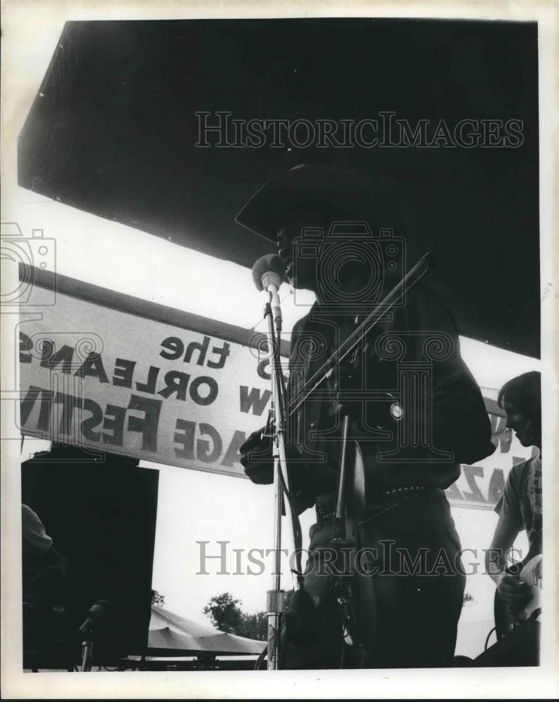 1976 Press Photo Gatemouth Brown Playing Instrument and Singing - nox10450