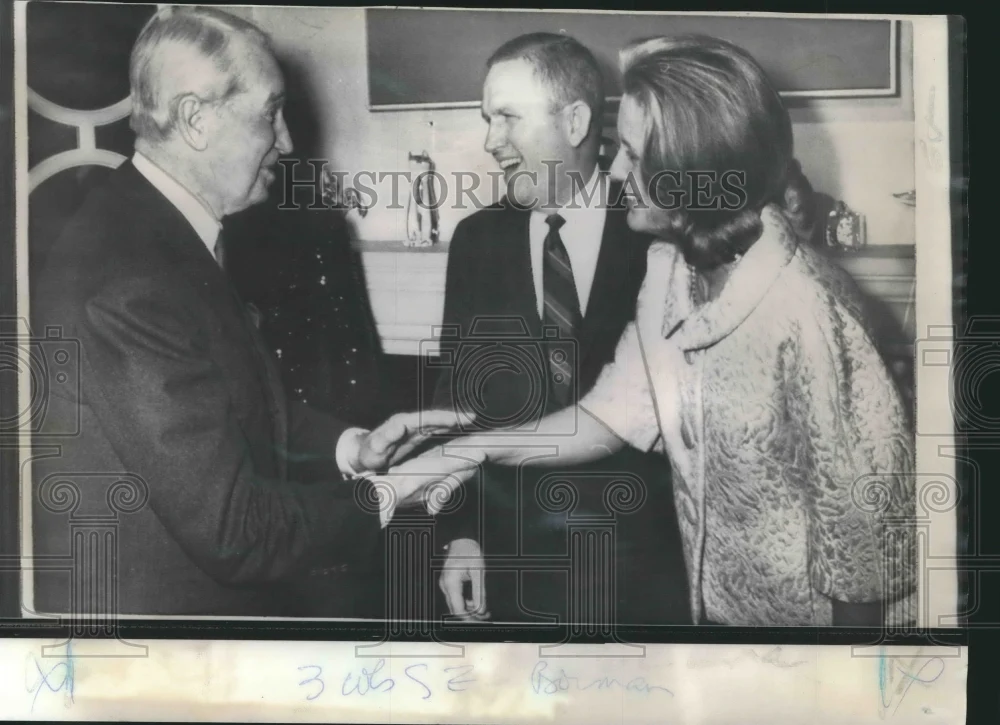 1969 Press Photo Entertainer Maurice Chevalier Greets Astronaut Frank Borman