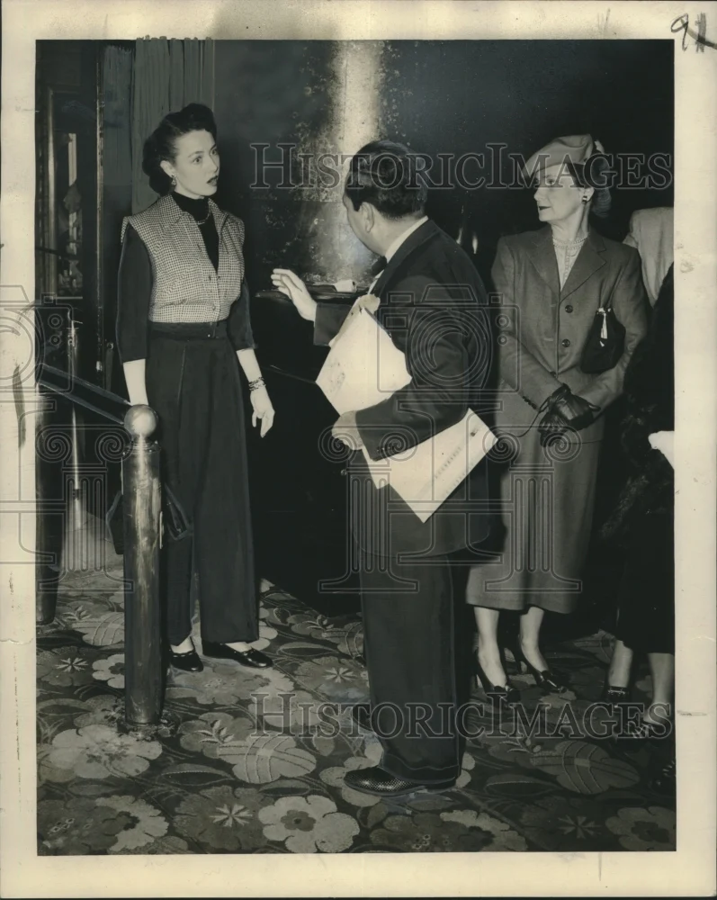 1949 Press Photo Waiter Captain Vincent Girodano Confronting Hotel Guest