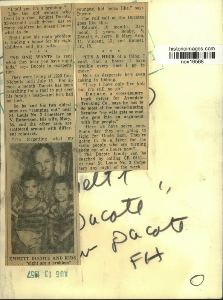 1957 Press Photo 35-Year-Old Truck Driver Emmett Ducote & 2 of his 8 Children - Image 2