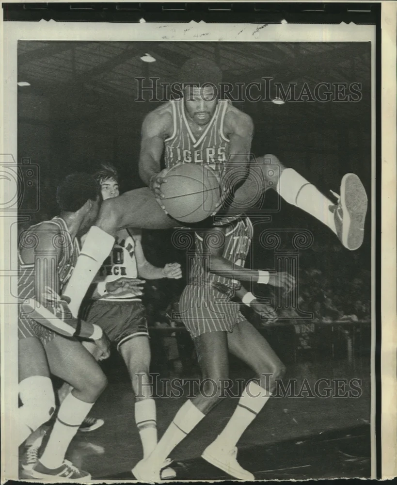 1971 Press Photo Basketball-Tennessee State's Ronald Dorsey jumps for rebound.