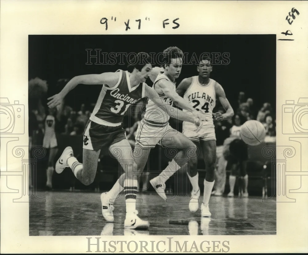 1977 Press Photo Tulane's Jack Fletcher defense play against Cincinnati's play.
