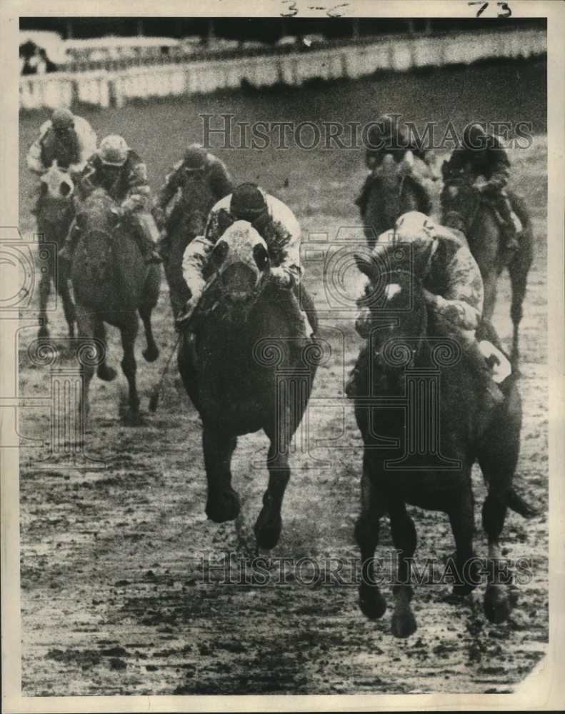 1970 Press Photo Kay Emy approaching end of horse race at Fair Grounds Oaks.