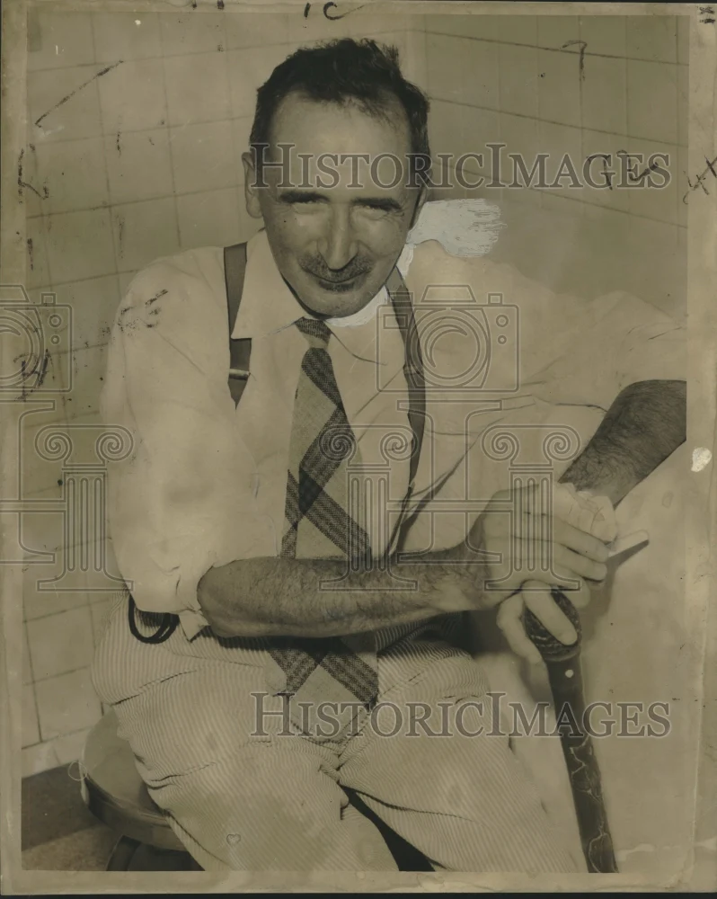 1950 Press Photo Dr. J. N. Goivanioch with bandaged finger. - nox21766