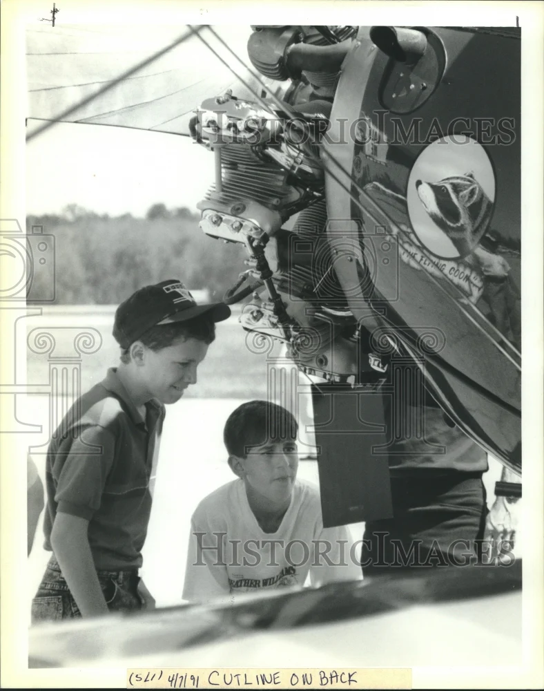 1991 Press Photo David & Jacques read plaque of 1940 Boeing World War II trainer