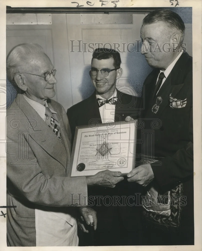 1955 Press Photo Hermitage Lodge Masons present membership degree to Frank Evans