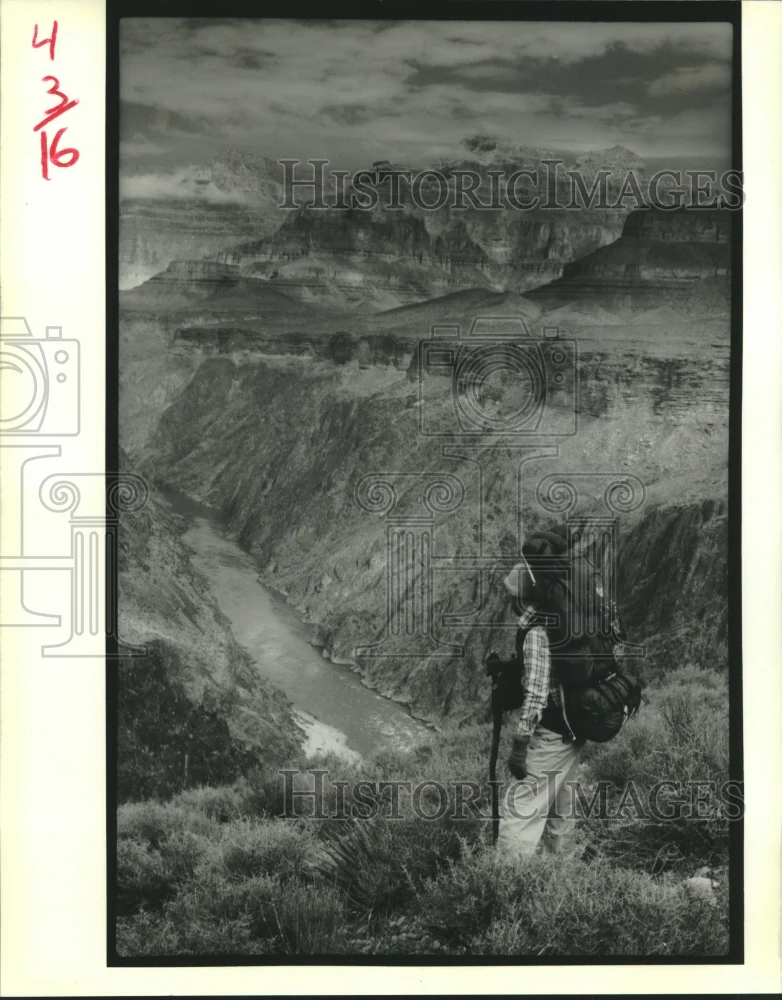 1989 Press Photo Leroy Manz catches a glimpse of Colorado River, Grand Canyon