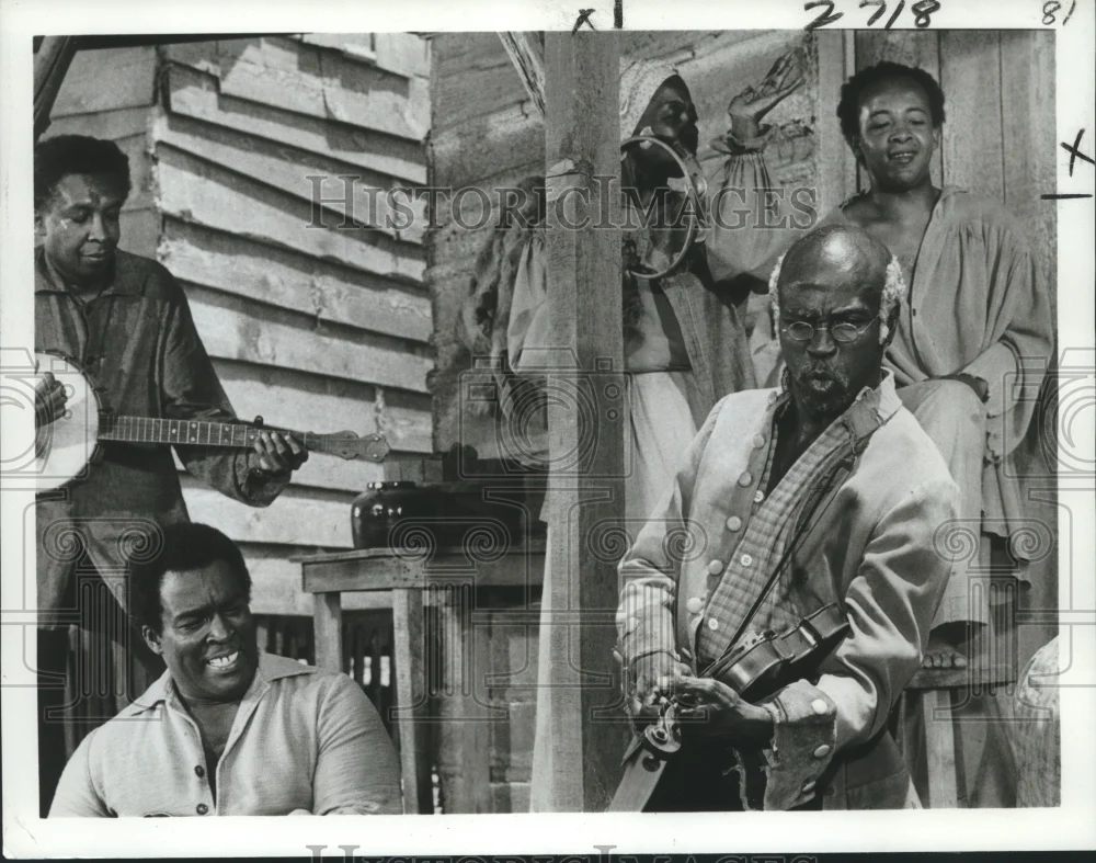 1978 Press Photo Actor Louis Gossett, Jr., with Others in "Roots" on ABC TV