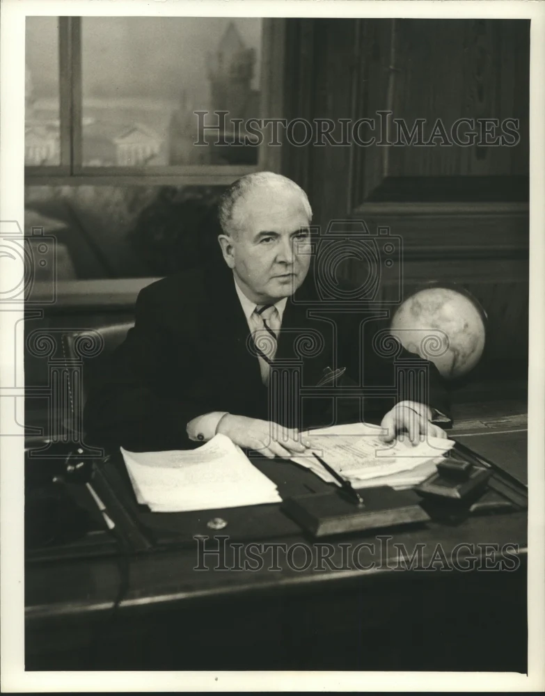 1952 Press Photo Actor Walter Greaza in "Treasury Men in Action" - nox23069
