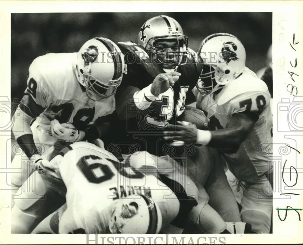 1988 Press Photo Saints' Craig Heyward and Tampa in Football Field Action