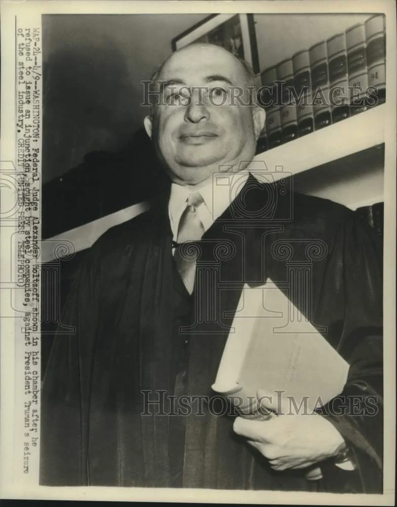 1952 Press Photo Federal Judge Alexander Holtzoff in his chambers