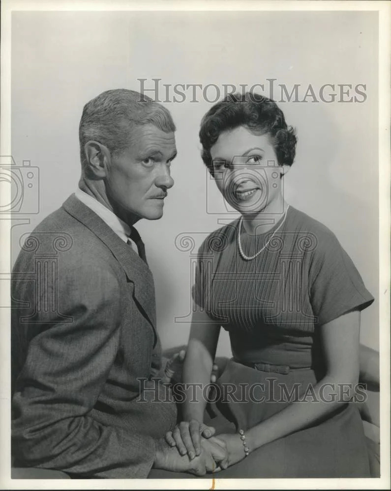 1955 Press Photo Actors Paul Kelly, Eleanore Tanin in "Jury of One" - nox28012