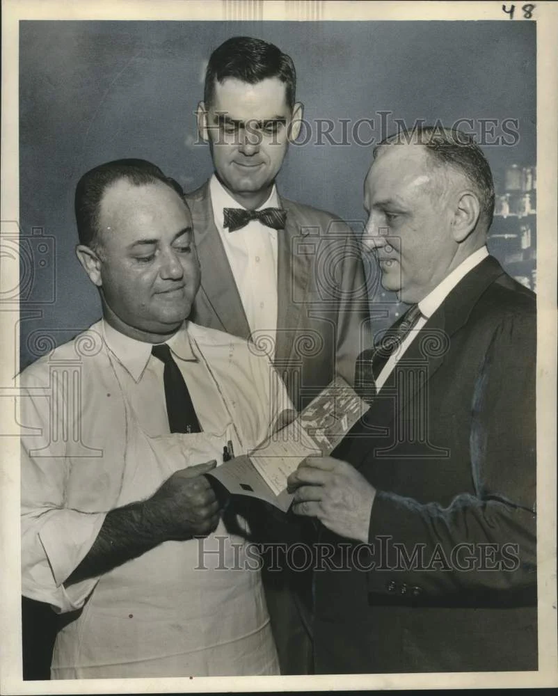 1957 Press Photo Winn-Dixie Employee Receives Share in Profit-Sharing Plan