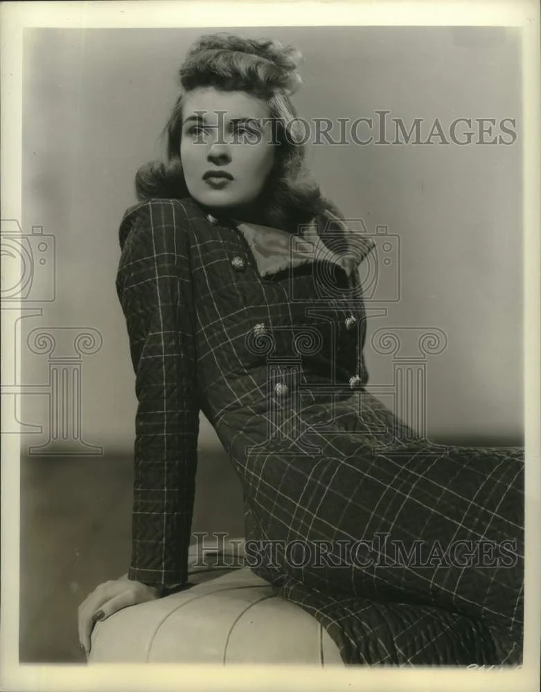 1941 Press Photo Actress Peggy Knudsen models a double-breasted quilted robe