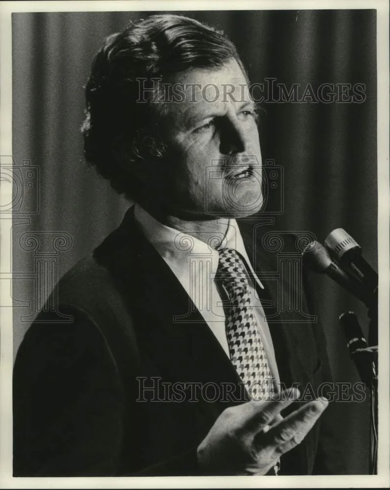 1975 Press Photo Senator Edward Kennedy speaks at an event - nox30975
