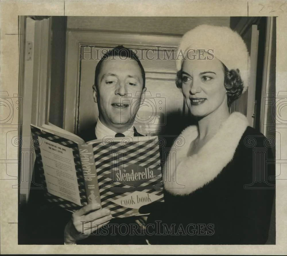 1957 Press Photo Eloise English in New Orleans to discuss a Slenderella salon.