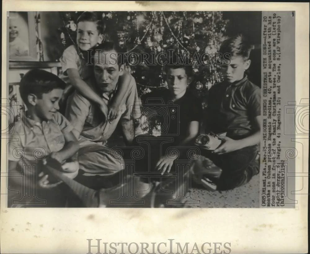1962 Press Photo Former Cuban prisoner Eugenio Sardina & his sons at Christmas
